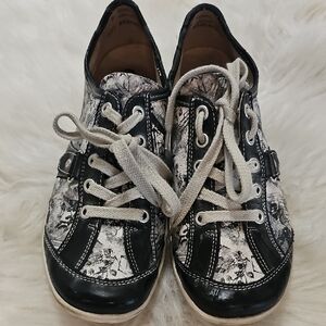 REMONTE Black And White Lace Up Shoes In‎ A Size 37(6.5)